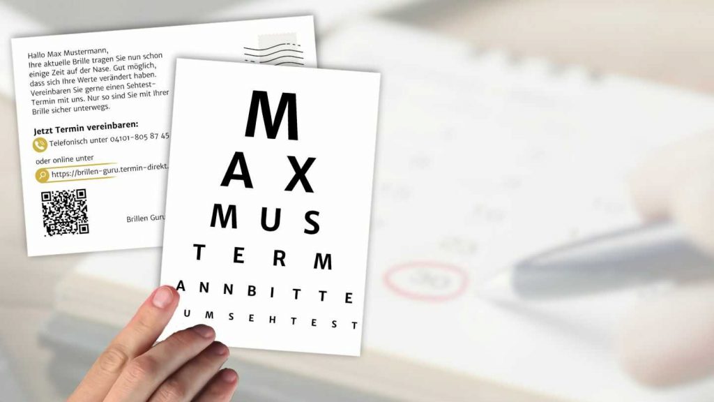 Personalisierte Sehtest-Postkarte für Augenoptiker: Männersehtest mit Namen, Laptop zeigt interaktiven Sehtest