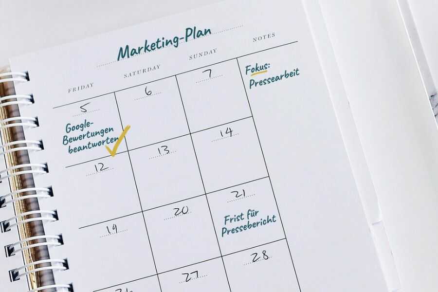 Marketing-Jahresplan für Augenoptiker: Kalender mit handschriftlichen Notizen zu Google-Bewertungen und Pressearbeit